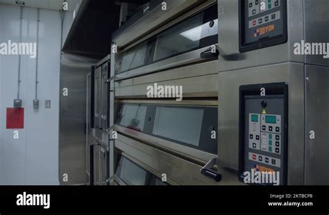 Commercial ovens Stock Videos & Footage - HD and 4K Video Clips - Alamy