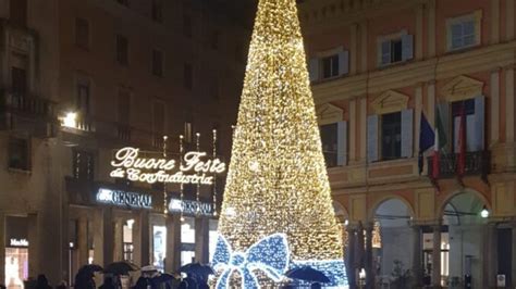 Il Maltempo Non Ferma La Magia L Atmosfera Del Natale Illumina Il