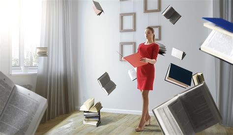 Mujer Joven Con Un Vestido Rojo Leyendo Un Libro Con Otros Libros