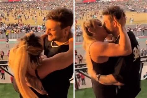 Wendy Guevara Le Roba Beso A Nicola Porcella En Flow Fest En Cdmx