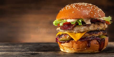 Hambúrguer Sedimento Duplo De Carne E Toucinho Foto de Stock