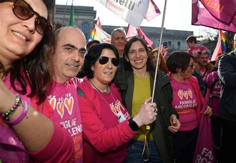 Elly Schlein Alla Manifesazione Arcobaleno Di Milano Dago Fotogallery