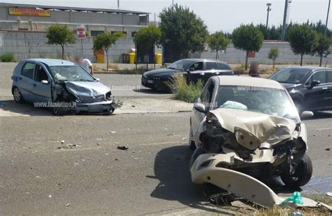 Lamezia Scontro Tra Auto A Savutano Ferita Una Persona Il Lametino It