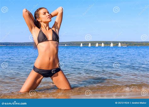 Jeune Femme Dans Le Bikini Sur Une Plage Photo Stock Image Du