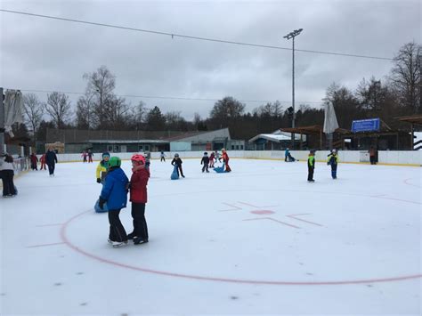 Besuch auf der Eisbahn Stephanshöhe Grundschule im Ebnet Wangen im