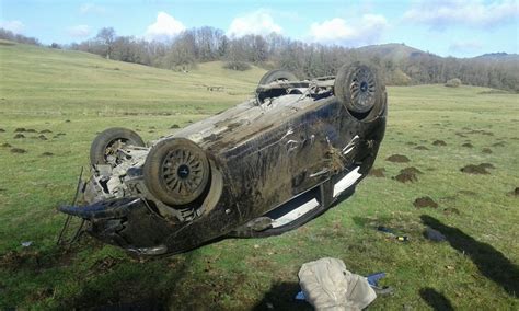 Incidente Ai Pratoni Del Vivaro Auto Si Cappotta E Finisce Nei Terreni