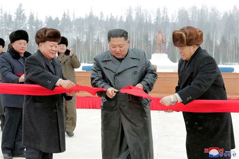 【打破病重謠言】金正恩穿皮衣現身 開心視察滑雪勝地 上報 國際