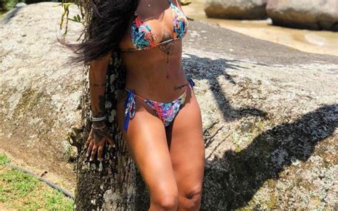 Ludmilla Publica Foto De Biqu Ni E Exibe Corpo Sarado Gq Musa