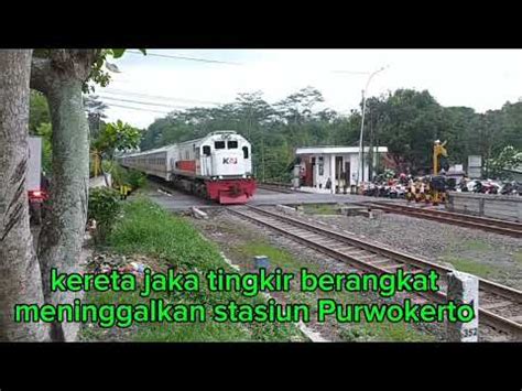 Nonton Kereta Keluar Masuk Di Perlintasan Kereta Api Tanjung