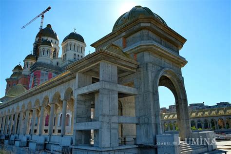 Catedrala Mântuirii Neamului la început de toamnă