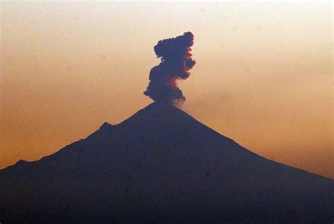 El volcán Popocatépetl presenta una explosión Video Aristegui Noticias