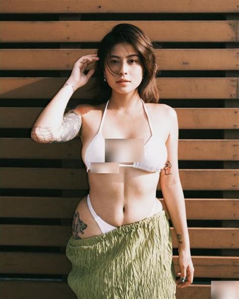 Awkarin Pose Hot Pakai Bikini Putih Pamer Perut Gembil Sebelum Sedot