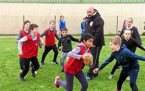 École Saint Yves Notre Dame Les CM sinitient au rugby Le Télégramme