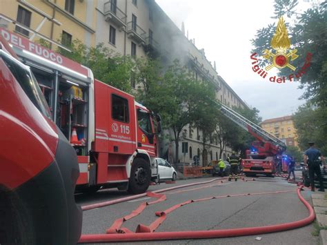 Il Video Dell Incendio In Un Palazzo A Milano Morta Una Famiglia Si