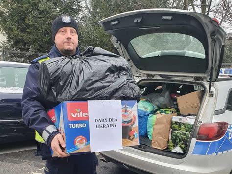 Policjanci I Pracownicy Cywilni W Czaj Si W Niesienie Pomocy