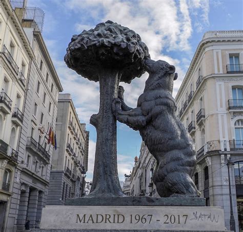 Premium Photo | Statue of the bear and the strawberry tree (oso y el ...