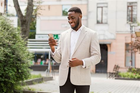 Hombre De Negocios Mirar Tel Fono Inteligente Foto Gratis