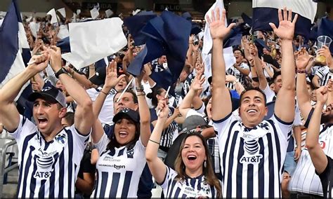 Aficionados De Rayados Y Tigres Golean En La Tribuna