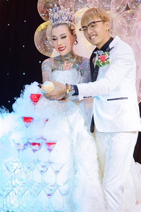 Đám cưới hot nhất mạng xã hội Cô dâu chuyển giới và chú rể kém 20 tuổi chốt cưới sau một
