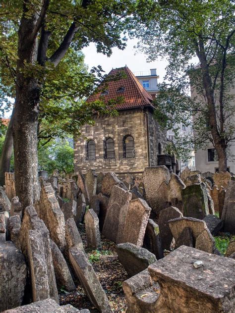 Lápides No Cemitério Judaico Velho No Quarto Judaico Em Praga Foto