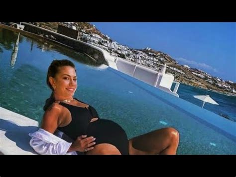 Gorgeous pregnant poses from Demet Özdemir canyaman