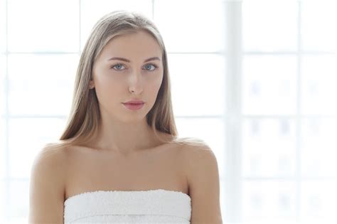 Blonde Jeune Femme Posant Photo Gratuite