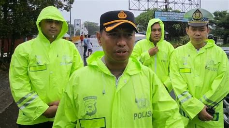 Dampak Hujan Deras Akses Jalan Via Jembatan Kembar Menuju BIM Tutup