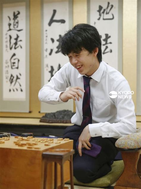 共同通信写真部 On Twitter 将棋の藤井聡太七段が第49期新人王戦決勝3番勝負の第2局で出口若武三段を破り、同棋戦の最年少記録を