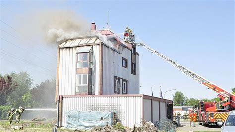 Einsatz im Gewerbegebiet Feuerwehr rückt in Leer zu Gebäudebrand aus