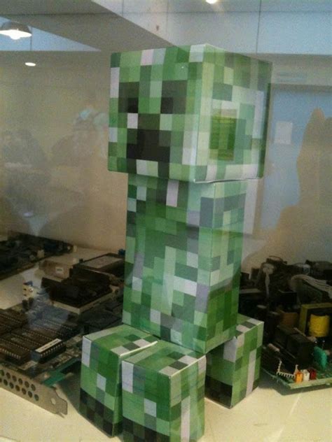 The Minecraft Castle: Real Life Creeper