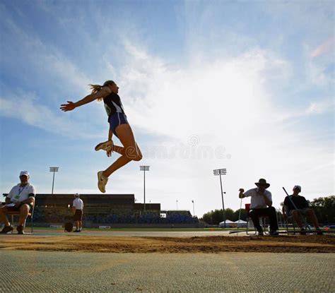 Azul De Cielo De La Mujer Del Salto De Longitud Foto De Archivo