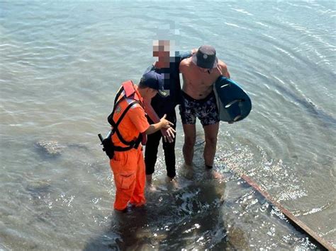 台東金樽漁港釣客撿竿落海 海巡署迅速救援 社會 中時