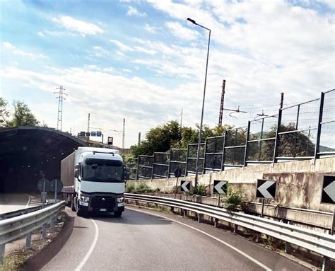 Camion Contromano Sulla Statale Il Conducente Costretto A