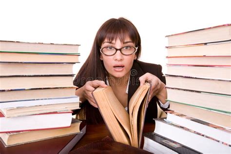 La Fille Intelligente Lit Sur La Pile Des Livres Photo Stock Image Du