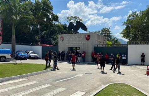 Netfla Oficial On Twitter Torcedores Do Flamengo Protestam No Ninho