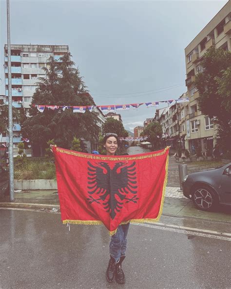 Këngëtarja e njohur shqiptare, Fjolla Morina pozon me flamurin kombëtar