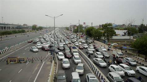 Delhi-Gurgaon border sealed, hundreds protest