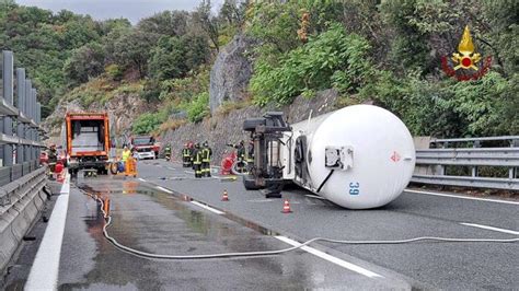 Autostrade Riaperto Il Tratto Di A10 Chiuso Da Ieri Per La Cisterna