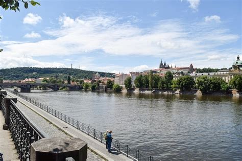 Uma Vista Do Rio Vltava Do Rio Vltava Foto Premium