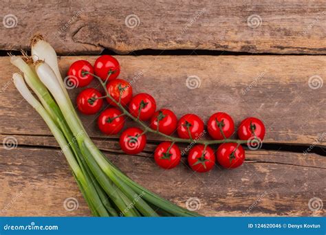 Grupo De Cebolas Verdes E De Tomates De Cereja Foto De Stock Imagem