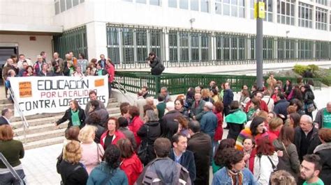 Decenas De Profesores Se Concentran En Valladolid Contra Los Recortes Y