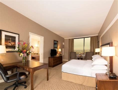 Hilton Indianapolis Hotel & Suites in Indianapolis (IN) - Room Deals ...