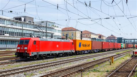 Der Db F Hrt Am Mit Einem Containerzug Durch