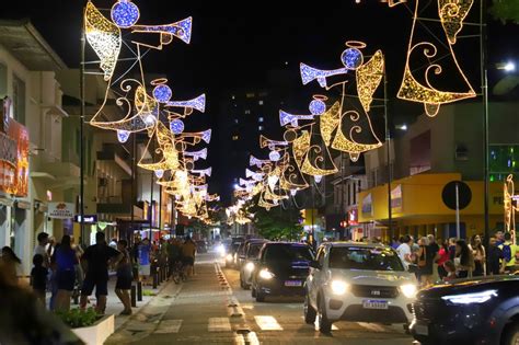 Acendimento das luzes natalinas encanta o público em Jaraguá do Sul