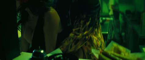 Nude Video Celebs Isla Fisher Sexy The Beach Bum 2019