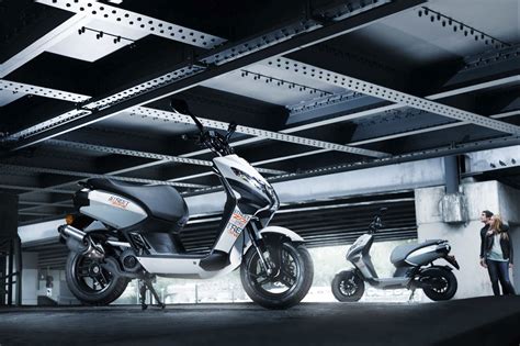 Motorrad Vergleich Peugeot Streetzone Naked Vs Peugeot Kisbee