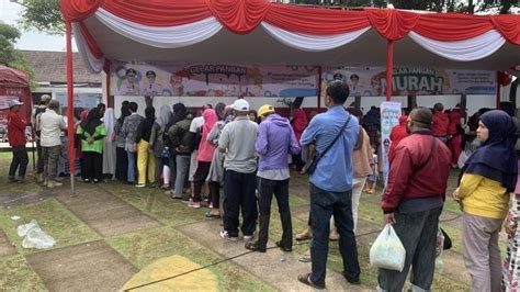 Warga Cianjur Rela Antre Sejak Pagi Demi Dapatkan Sembako Murah Beras