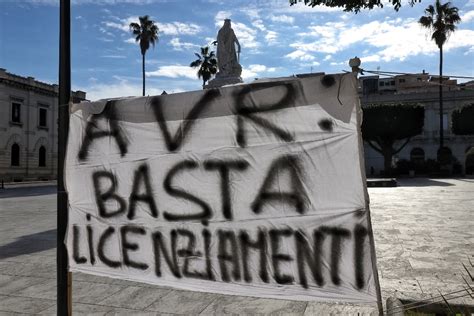 Reggio Calabria Sit In Di Protesta Degli Ex Lavoratori Avr A Piazza