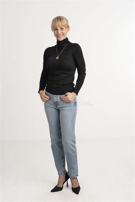 Portrait D Une Femme Blonde Debout Sur Fond Blanc Isol Image Stock Image Du Chevelu