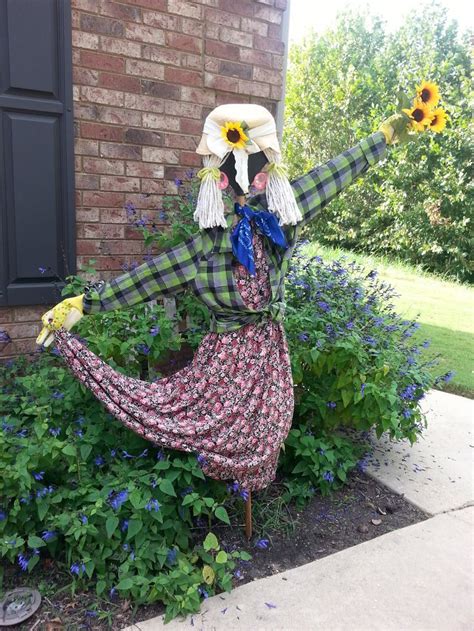 Found On Bing From Pinterest Scarecrows For Garden Scarecrow